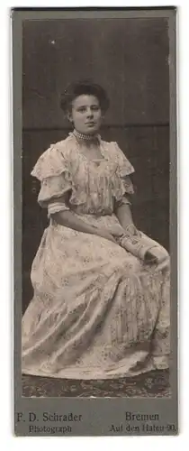 Fotografie F. D. Schrade, Bremen, auf den Hafen 90, Portrait junge Dame im sommerlichen Kleid