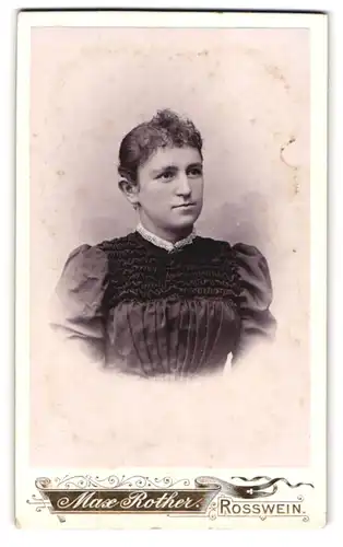 Fotografie Max Rother, Rosswein, Mittelstr. 488, Portrait Dame in edler Rüschenbluse