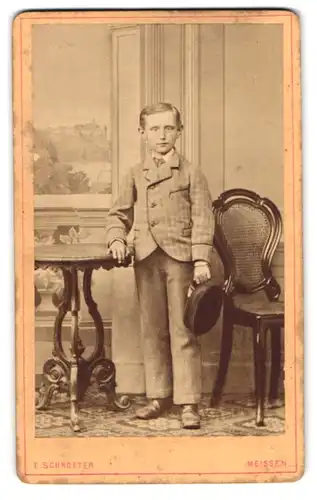 Fotografie E. Schroeter, Meissen, Portrait Knabe im Anzug mit Mütze in der Hand