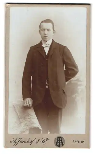 Fotografie A. Jandorf, Berlin, Spittelmarkt 16, Portrait junger Herr im Anzug mit Fliege