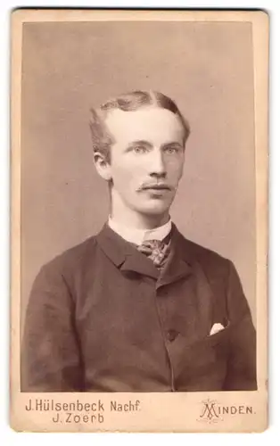 Fotografie J. Hülsenbeck, Minden, Marienwall Str. 1, Portrait eleganter blonder Herr mit Krawattennadel