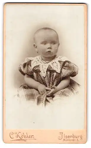 Fotografie C. Köhler, Ilsenburg, Mühlenstr. 8, Portrait niedliches Baby mit Ohrring