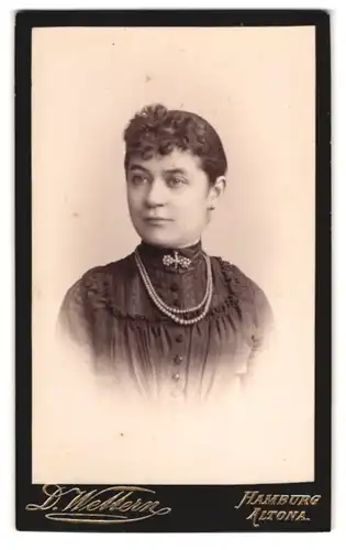 Fotografie D. Wettern, Hamburg-Altona, Schulterblatt 59, Portrait hübsche Dame mit Perlenkette und Brosche