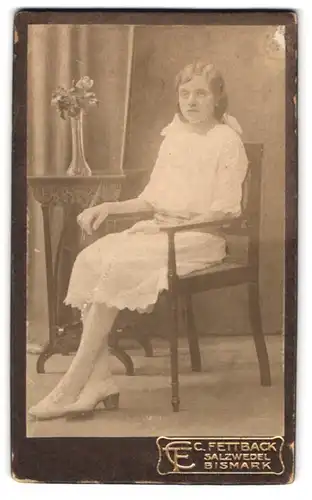 Fotografie C. Fettback, Salzwedel, Neuperverstrasse 28, Portrait Mädchen mit Haarschleife und weissem Kleid