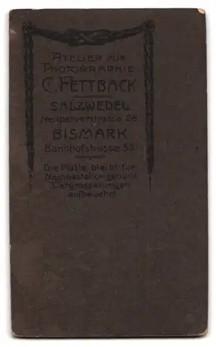 Fotografie C. Fettback, Salzwedel, Neuperverstrasse 28, Portrait Mädchen mit Haarschleife und weissem Kleid