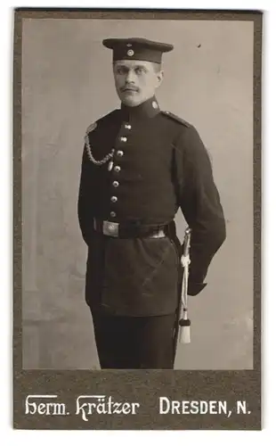 Fotografie Herm. Krätzer, Dresden, Königsbrückerstr. 51, Soldat in Uniform mit Schützenschnur Feld-Art.-Rgt. 12