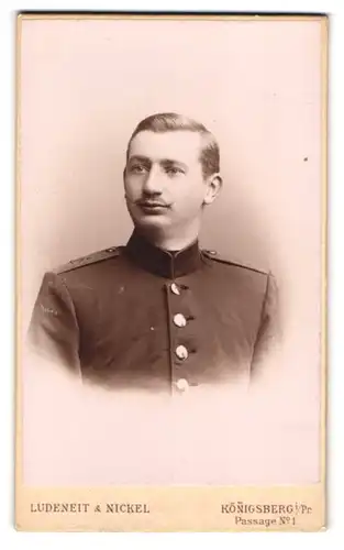 Fotografie Ludeneit & Nickel, Königsberg i. Pr., Passage 1, Soldat in Uniform Feld-Art.-Rgt. 16