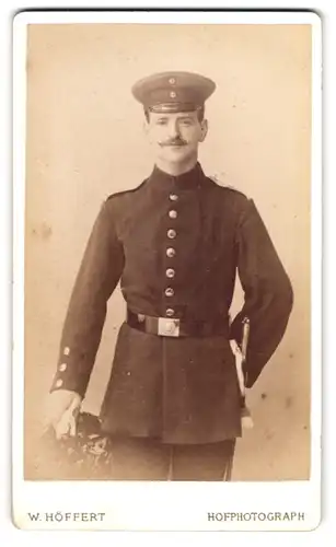 Fotografie W. Höffert, Berlin, Leipzigerplatz 12, Soldat in Uniform Feld-Art.-Rgt. 2