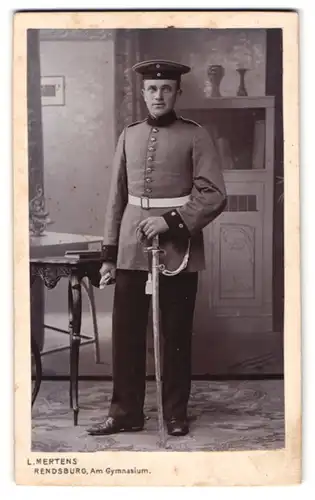 Fotografie L. Mertens, Rendsburg, Soldat in Uniform mit Säbel Feld-Art.-Rgt. 45