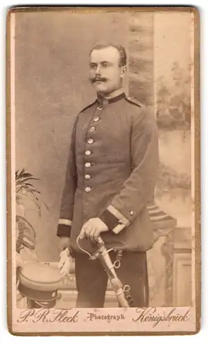 Fotografie P.R. Fleck, Königsbrück, Uffz. in Uniform mit Säbel Feld-Art.-Rgt. 12