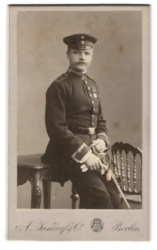 Fotografie A. Jandorf & Co., Berlin, Spittelmarkt 16-17, Uffz. Jäger in Uniform mit Orden Rgt. 3