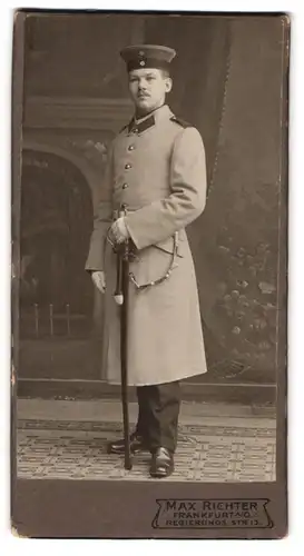 Fotografie Max Richter, Frankfurt / Oder, Regierungsstr. 13, Soldat in Uniform mit Mantel & Säbel Feld-Art.-Rgt. 18