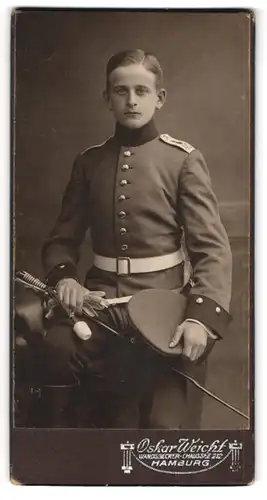 Fotografie Oskar Weicht, Hamburg, Wandsbeker-Chaussee 212, Soldat in Uniform Feld-Art.-Rgt. 45