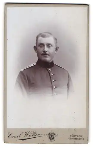 Fotografie Emil Walter, Güstrow, Eisenbahnstr. 9, Soldat in Uniform Feld-Art.-Rgt. 2