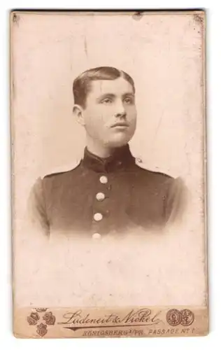 Fotografie Ludeneit & Nickel, Königsberg i. Pr., Passage 1, Soldat in Uniform Feld-Art.-Rgt. 1