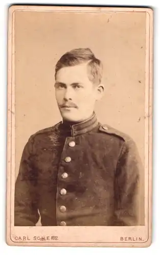 Fotografie Carl Scherz, Berlin, Holzmarktstr. 71, Soldat in Uniform Feld-Art.-Rgt.