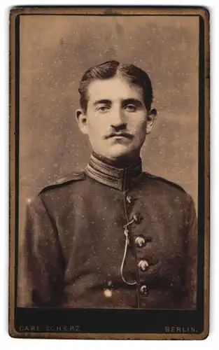 Fotografie Carl Scherz, Berlin, Holzmarktstr. 71, Soldat in Uniform Feld-Art.-Rgt.