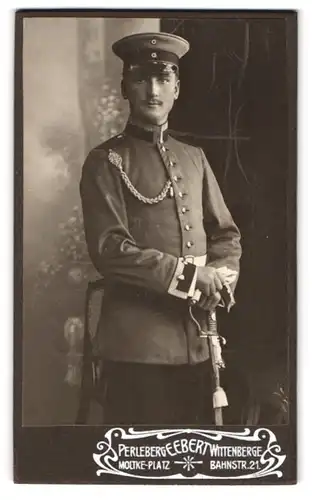 Fotografie E. Ebert, Perleberg, Moltkeplatz, Uffz. in Uniform mit Schützenschnur Feld-Art.-Rgt. 39