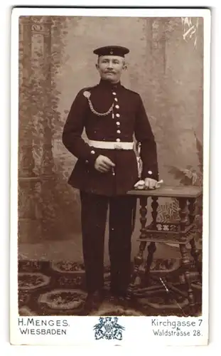 Fotografie H. Menges, Wiesbaden, Kirchgasse 7, Soldat in Uniform mit Schützenschnur Feld-Art.-Rgt. 27