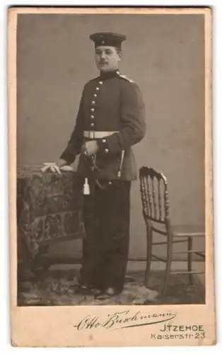 Fotografie Otto Buschmann, Itzehoe, Kaiserstr. 23, Soldat in Uniform Feld-Art.-Rgt. 9