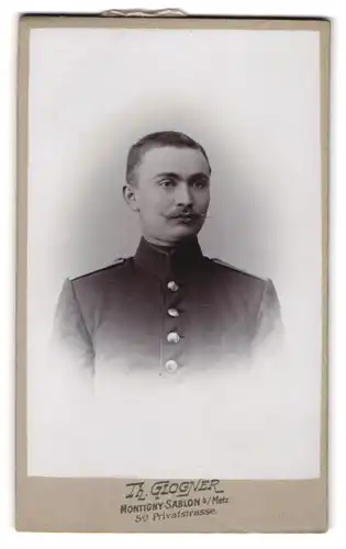 Fotografie Th. Glogner, Montigny-Sablon, Sct. Privatstrasse, Soldat in Uniform Feld-Art.-Rgt. 33