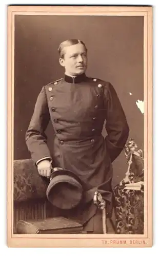 Fotografie Th. Prümm, Berlin, Unter den Linden 51, Soldat in Uniform Feld-Art.-Rgt. 2