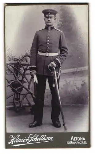 Fotografie Heinrich Schellhorn, Altona, Roosenstr. 73, Uffz. in Uniform Feld-Art.-Rgt. 45