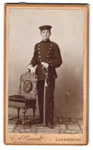 Fotografie C.A. Osswald, Ludwigsburg, Trompetergässchen, Soldat in Uniform Feld-Art.-Rgt. 29