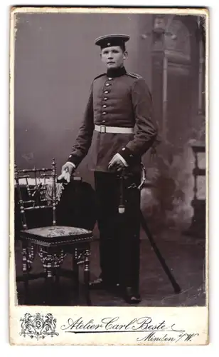 Fotografie Carl Beste, Minden i. W., Bäckerstr., Soldat in Uniform Feld-Art.-Rgt. 58