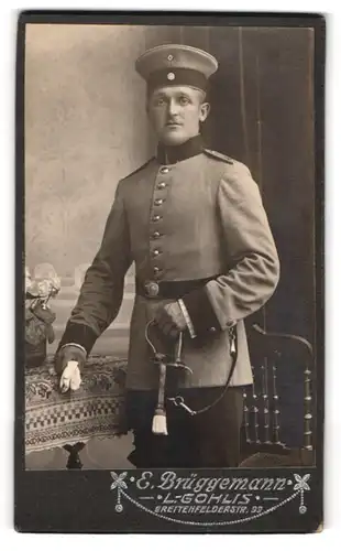 Fotografie E. Brüggemann, Leipzig-Gohlis, Breitenfelderstr. 99, Soldat in Uniform Feld-Art.-Rgt. 12