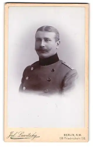 Fotografie Jul. Lawitzky, Berlin, Friedrichstr. 138, Offizier in Uniform Feld-Art.-Rgt. 18