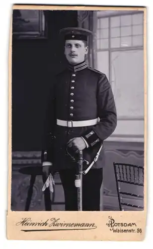 Fotografie Heinrich Zwirnemann, Potsdam, Waisenstr. 56, Garde-Soldat in Uniform Feld-Art.-Rgt. 2