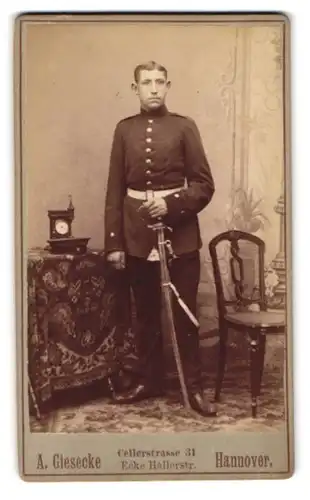 Fotografie A. Giesecke, Hannover, Cellerstr. 31, Soldat in Uniform Feld-Art.-Rgt. 10