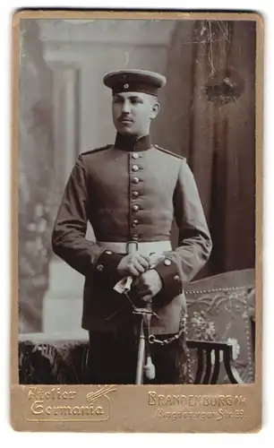 Fotografie Atelier Germania, Brandenburg / Havel, Magdeburgerstr. 37, Soldat Karl Krüger in Uniform Feld-Art.-Rgt. 3