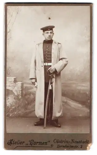 Fotografie Atelier Carmen, Cüstrin-Neustadt, Zorndorferstr. 2, Soldat in Uniform Feld-Art.-Rgt. 54