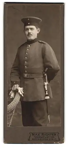 Fotografie Max Richter, Frankfurt / Oder, Regierungsstr. 13, Soldat in Uniform Feld-Art.-Rgt. 18