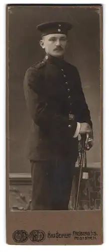 Fotografie Max Seifert, Freiberg i. S., Poststr. 11, Soldat in Uniform Feld-Art.-Rgt. 28