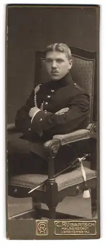 Fotografie C. Rübartsch, Halberstadt, Breiteweg 15, Soldat in Uniform mit Schützenschnur Feld-Art.-Rgt. 20