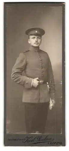 Fotografie Karl Pinkau, Leipzig, Teuchaerstr. 9, Soldat in Uniform Feld-Art.-Rgt. 77