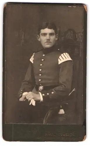 Fotografie Max Kämpf, Strassburg / Elsass, Musiker in Uniform mit Schwlabennest Rgt. 143