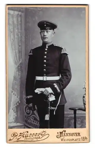 Fotografie P. Hassert, Hannover, Welfenplatz 16a, Uffz. Musiker in Uniform mit Schwlabennest Rgt. 10