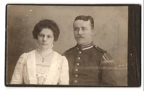 Fotografie Emil Giese, Berlin-Charlottenburg, Schlossssstr. 68, Uffz. Musiker in Uniform mit Schwlabennest