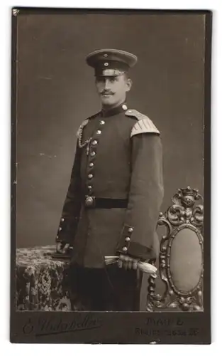 Fotografie E. Unterkeller, Mainz, Rheinstr. 26, Musiker in Uniform mit Schützenschnur & Schwlabennest Rgt. 128