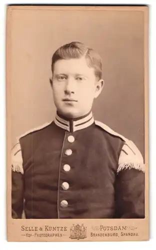 Fotografie Selle & Kuntze, Potsdam, Schwertfegerstr. 14, Garde-Musiker in Uniform mit Schwlabennest Rgt. 1