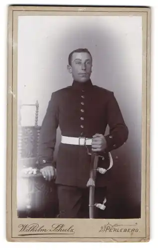 Fotografie Wilhelm Schulz, Perleberg, Wittenbergstr. 12, Soldat in Uniform Feld-Art.-Rgt. 93