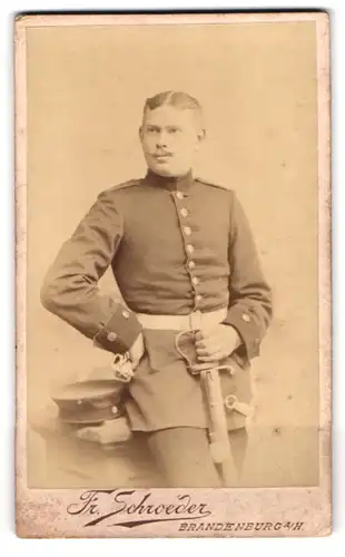 Fotografie Fr. Schroeder, Brandenburg / Havel, Ritterstr. 18, Soldat in Uniform Feld-Art.-Rgt. 3