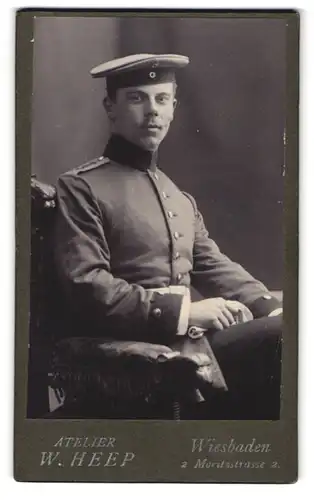Fotografie W. Heep, Wiesbaden, Moritzstr. 3, Soldat in Uniform Feld-Art.-Rgt. 27