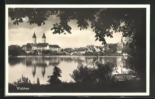 AK Waldsee, Blick über den See zum Ort