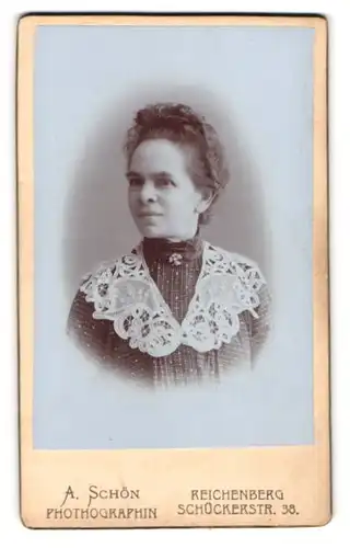 Fotografie A. Schön, Reichenberg, Schückerstr. 38, Portrait Dame mittleren Alters in Bluse mit Spitze