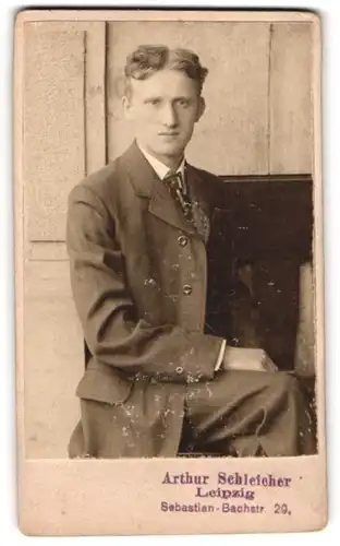 Fotografie Arthur Schleicher, Leipzig, Sebastian-Bachstr. 29, Portrait ernster junger Mann mit blonden Locken